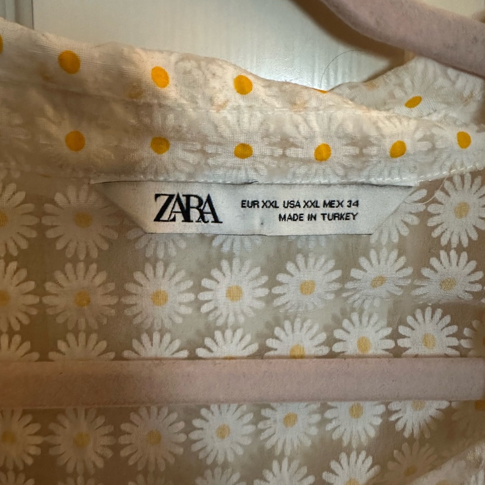 Zara White Button-Front Daisy Print Shirt - Yellow Floral Daisies - Picture 2 of 3